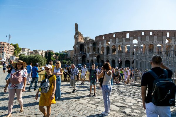 Discover Timeless UK Landmarks with Expertly Guided Tours through British Fashion History
